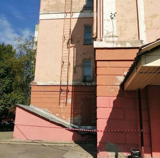 Фото «Старое здание не снесено, новое не построено»: омбудсмен Болтенко раскрыла предысторию обрушения стены школы № 57 в Новосибирске 2